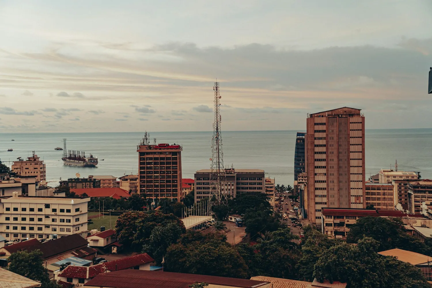 Freetown i Sierra Leone sett fra havnen