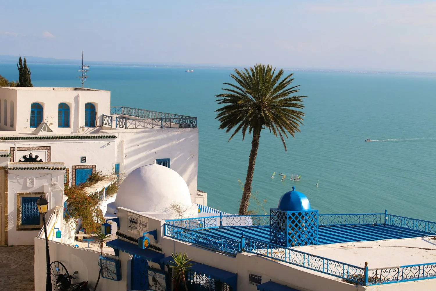 Sidi Bou Said i Tunisia med hvite hus og blå dører