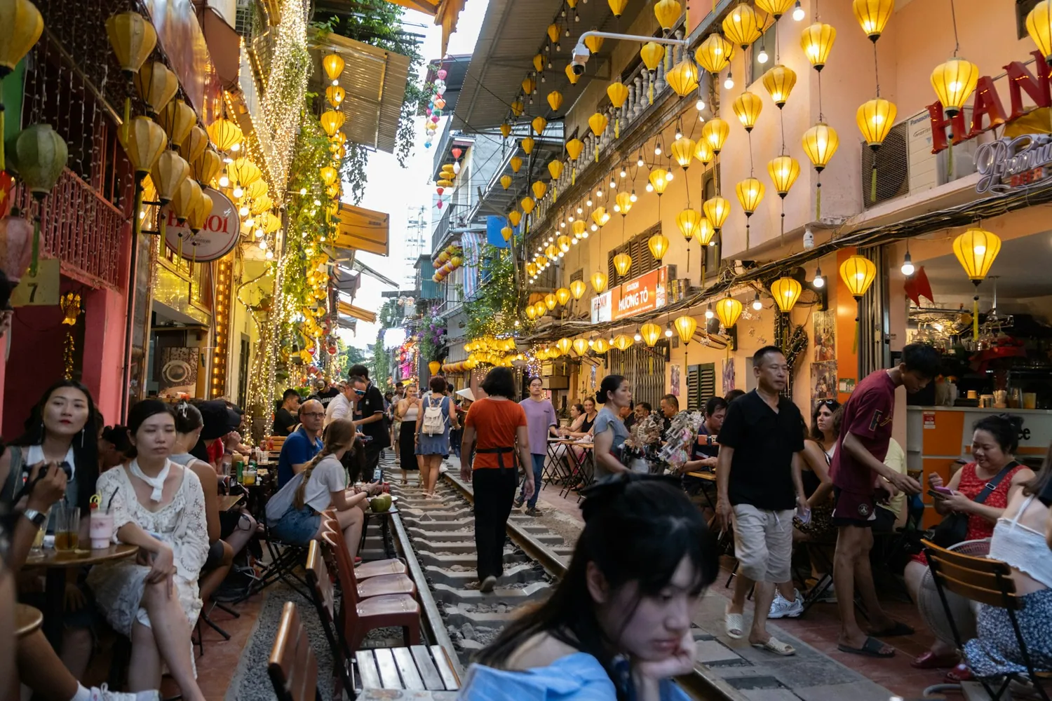 Togstredet i Hanoi med lykter og kafeer