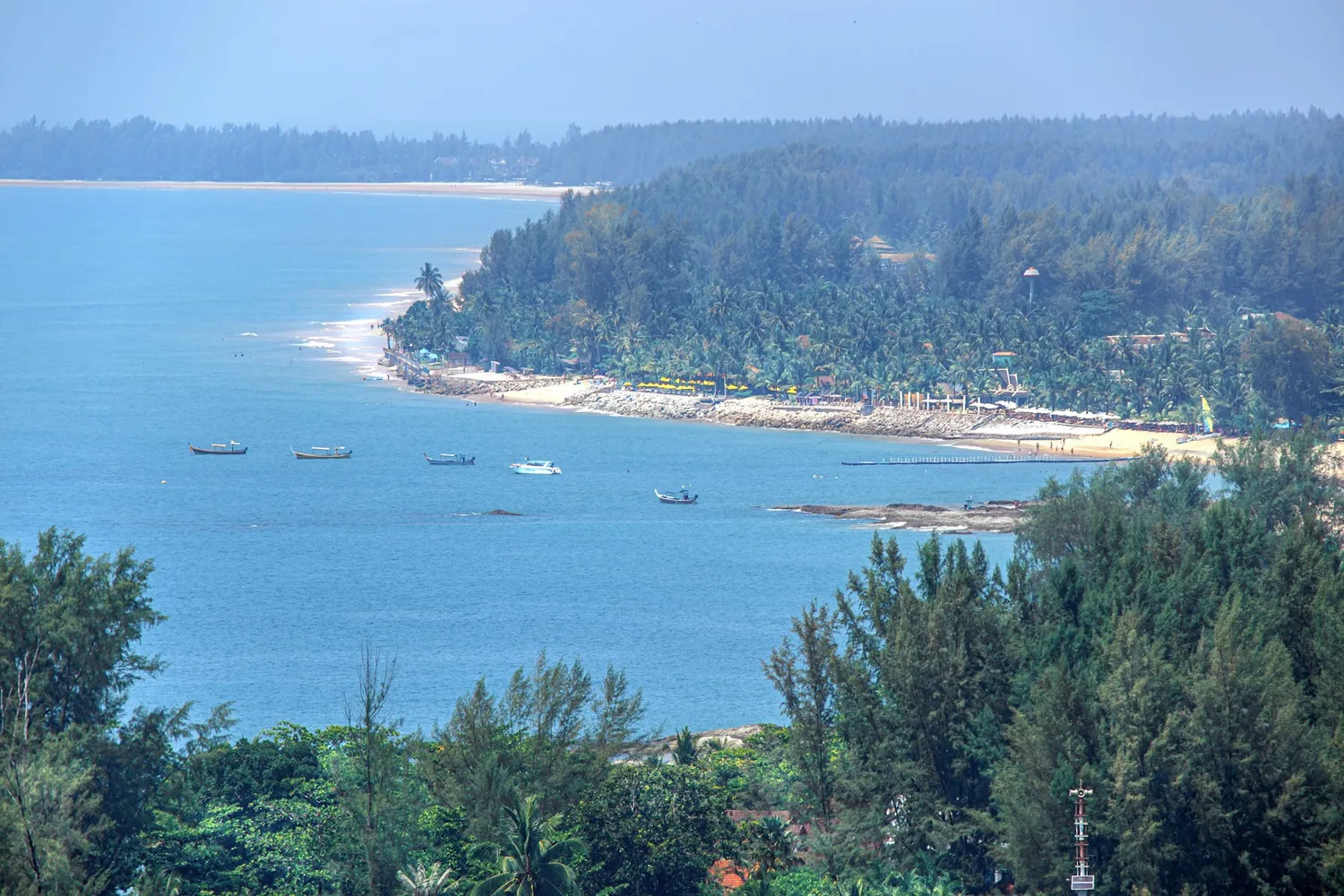 Bukt med strand og båter ved Hua Hin i Thailand
