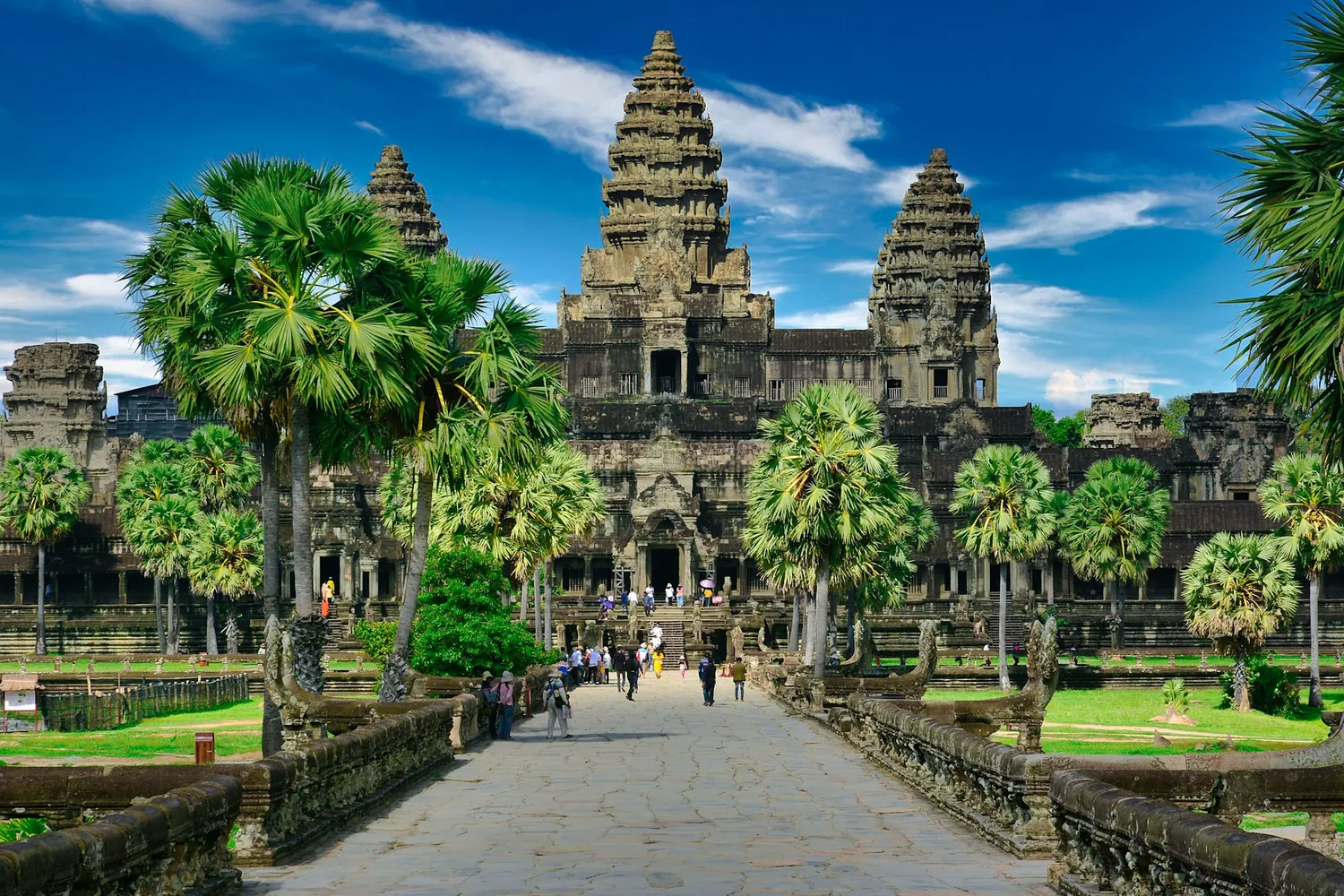 Angkor Wat i Kambodsja sett fra oppgangen