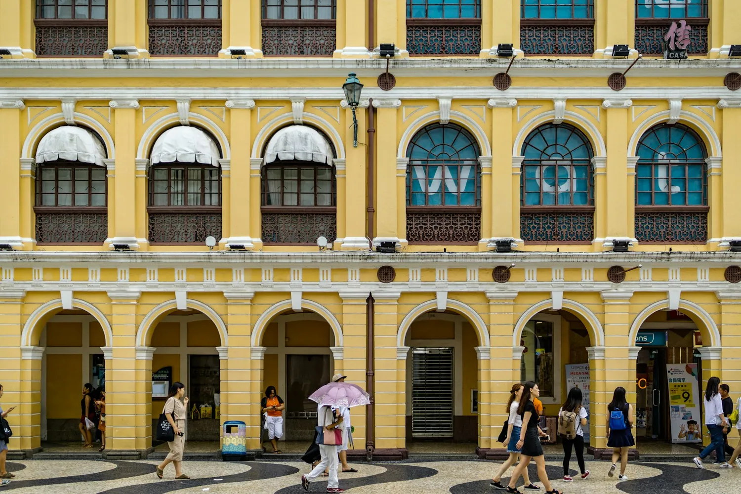 Senado-plassen i Macau med det gule kolonialbygget