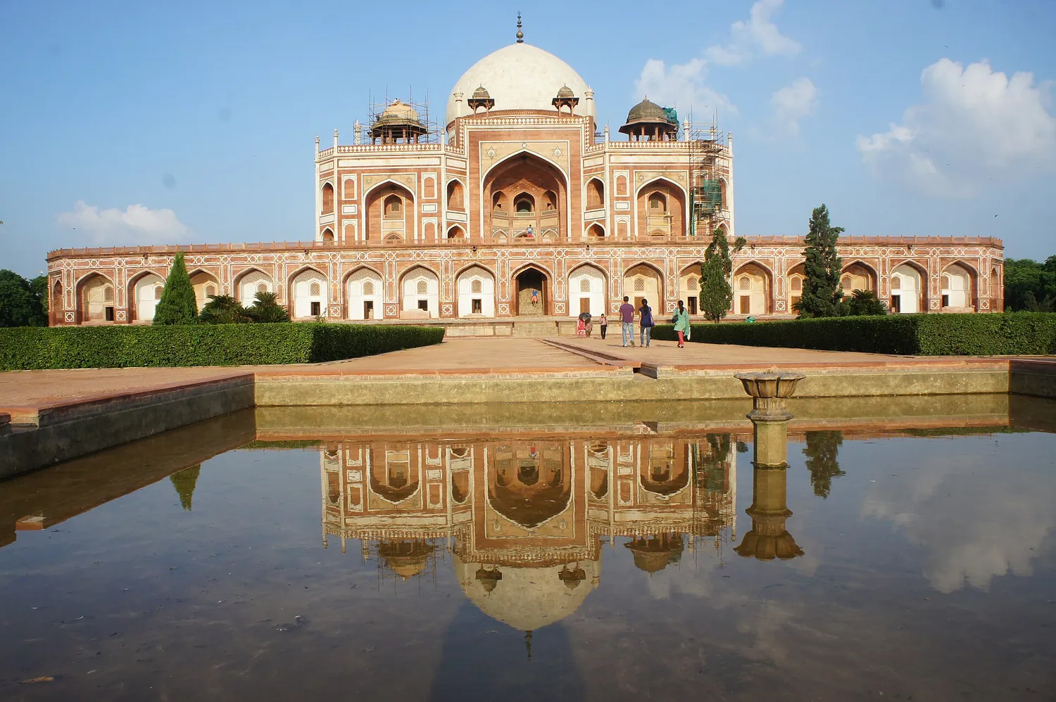Humayuns grav i New Delhi speilet i vannbassenget foran