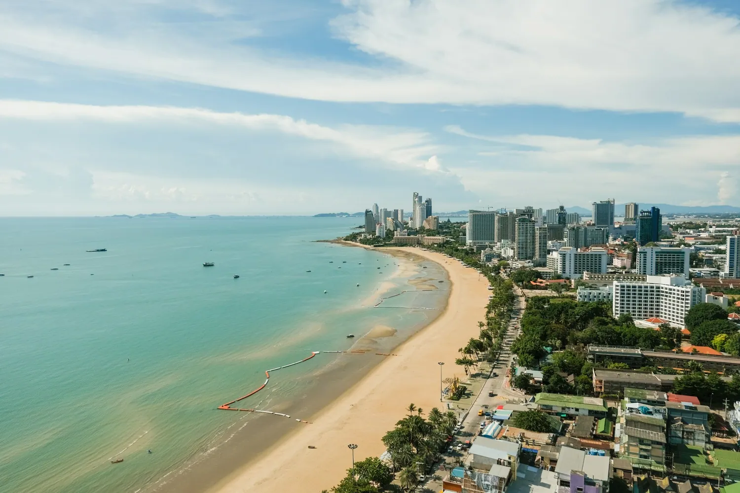 Stranden og høyhusene i Pattaya