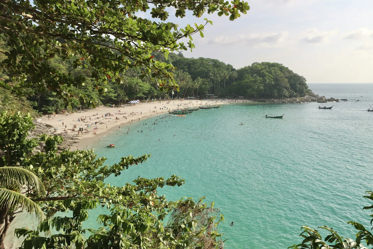 Turkis bukt med strand på Phuket