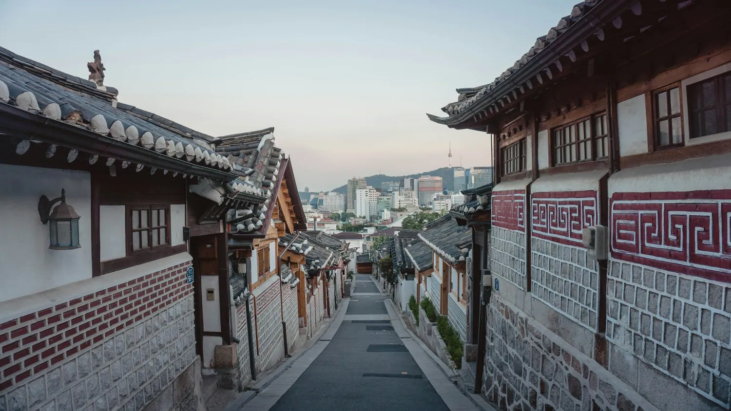Smug i Bukchon Hanok-landsbyen i Seoul