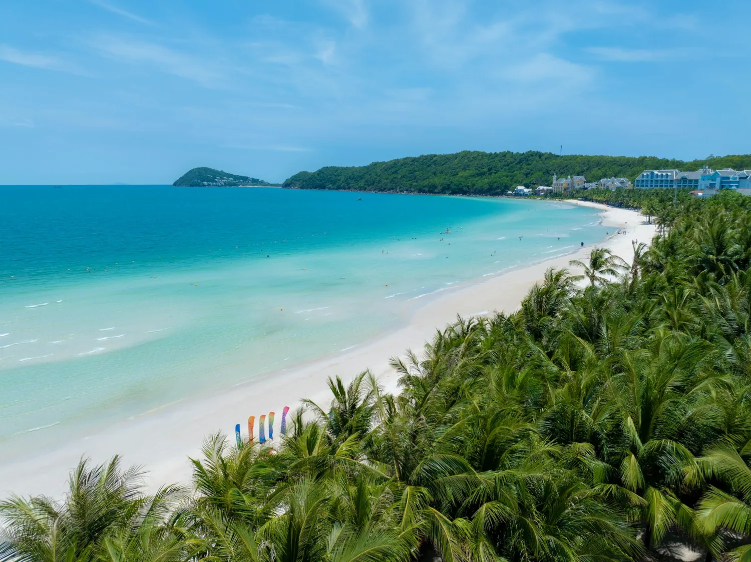 Hvit sandstrand med turkist vann på Phu Quoc