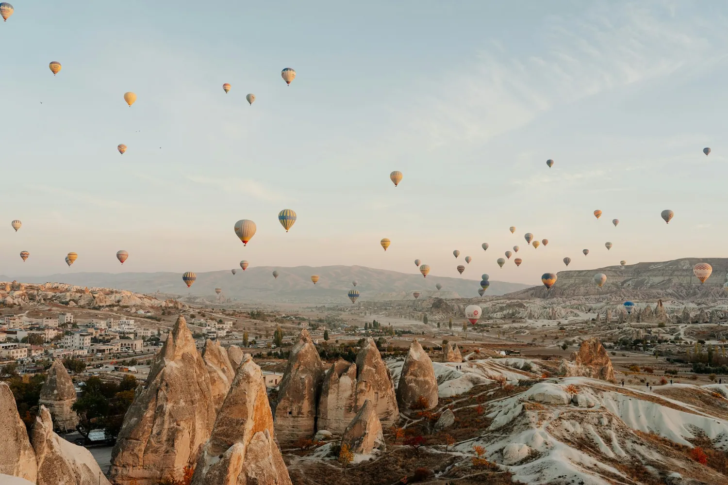Luftballonger over Kappadokia i Tyrkia ved daggry