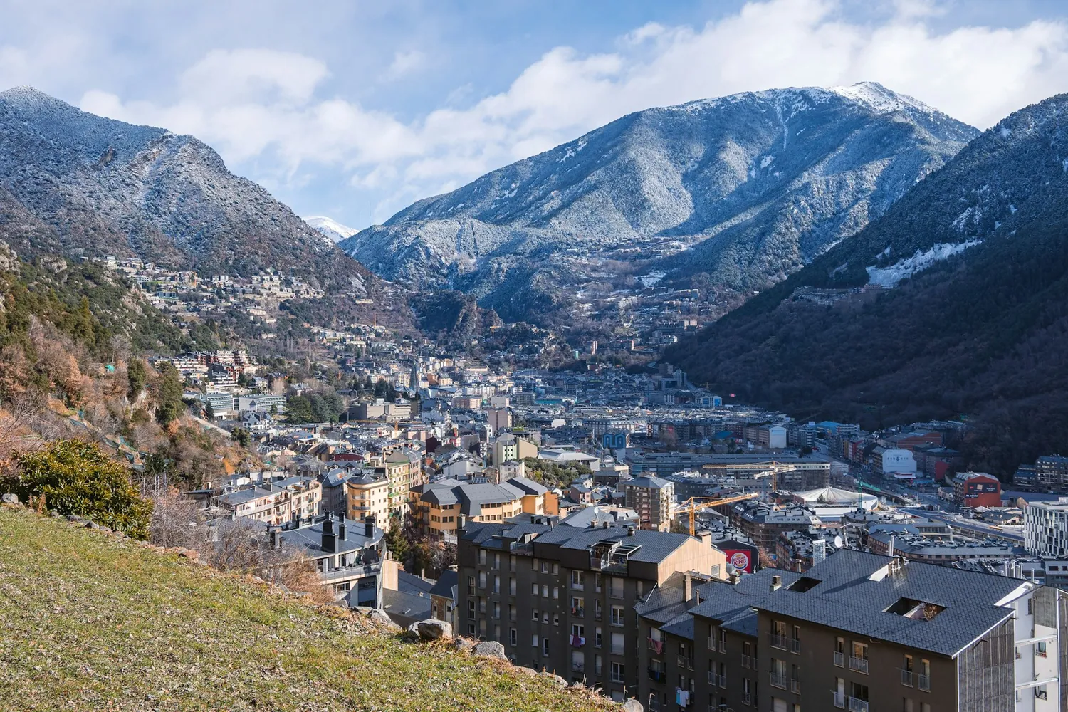 Andorra la Vella i dalen med snødekte fjell