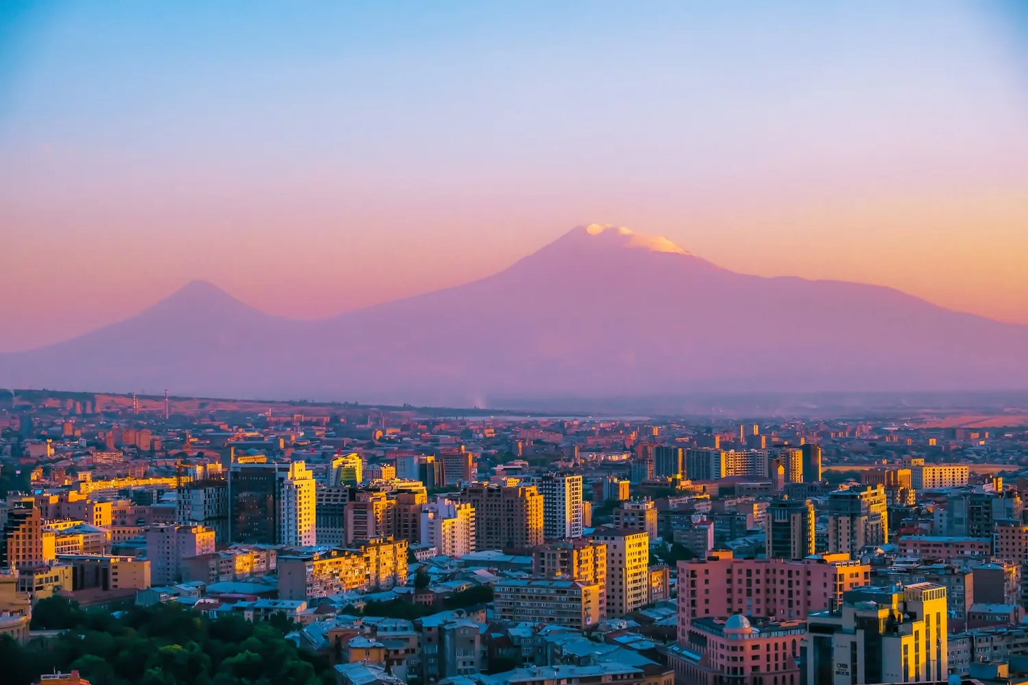 Jerevan med Ararat-fjellet bak i morgenlys