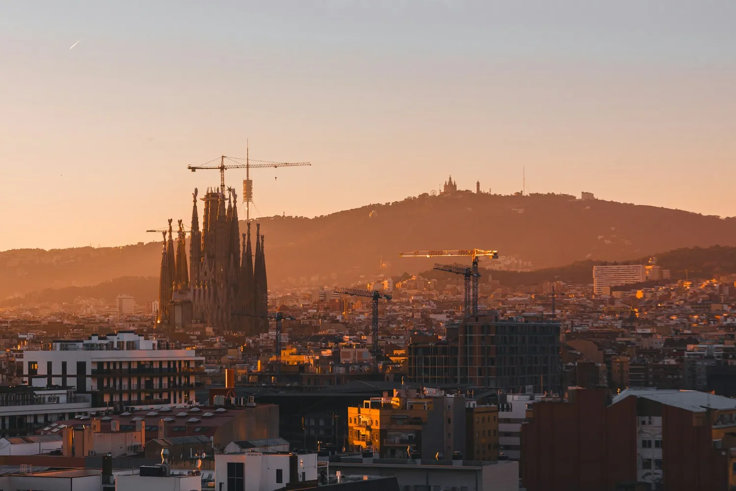 Barcelonas skyline med Sagrada Família i kveldslys