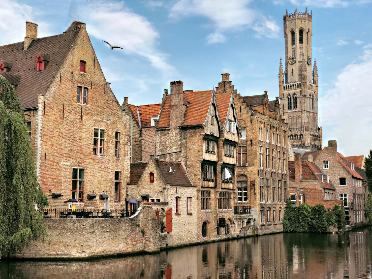 Kanalen i Brugge med klokketårnet