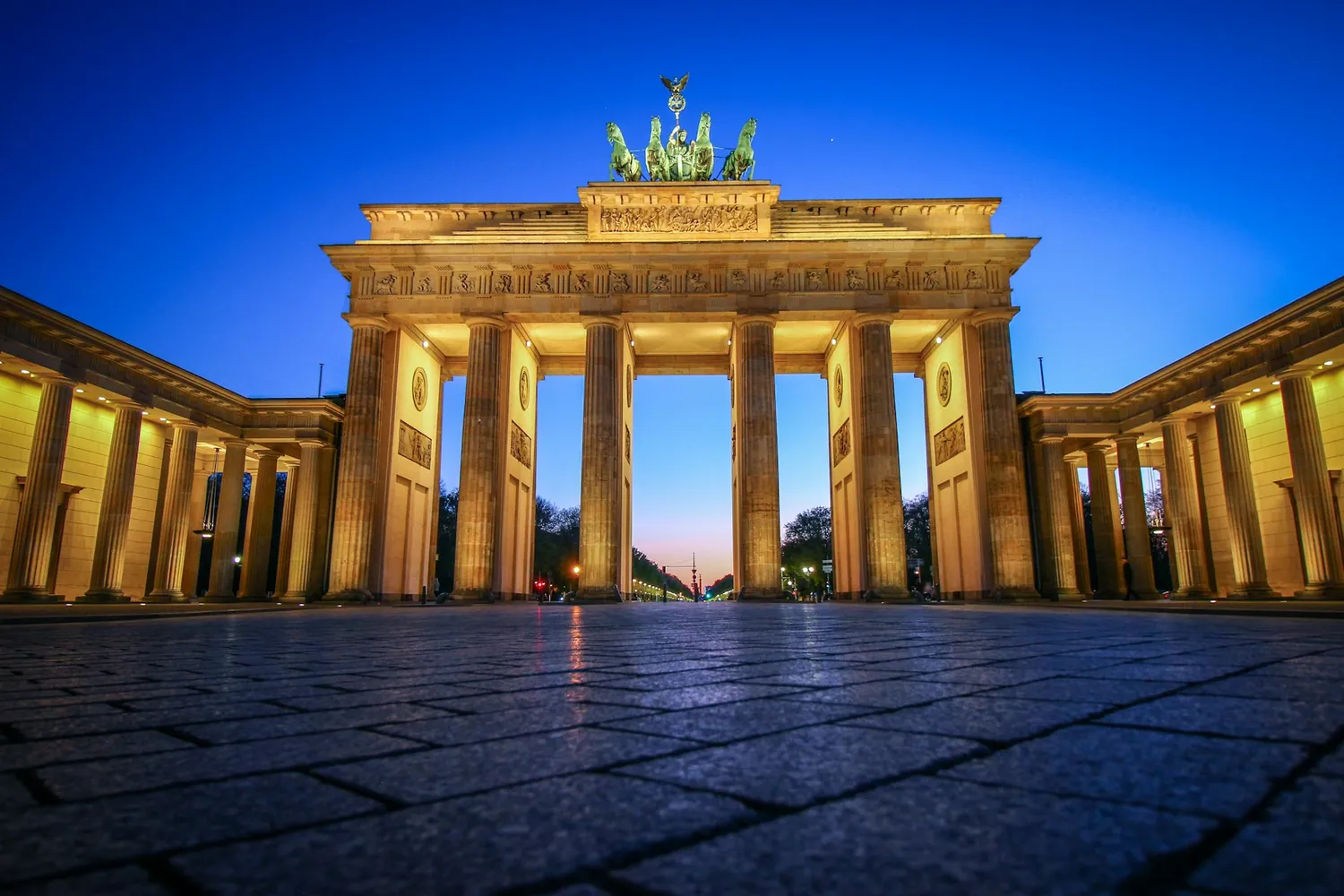 Brandenburger Tor i Berlin i blåtimen