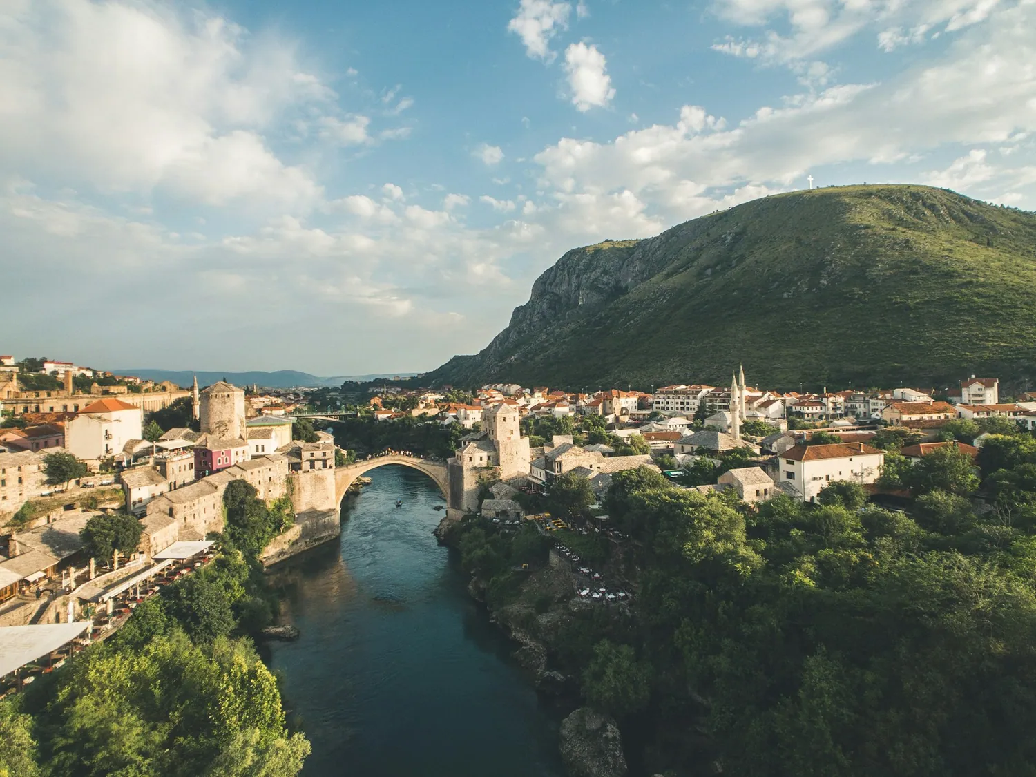 Mostar med den gamle broen i Bosnia-Hercegovina