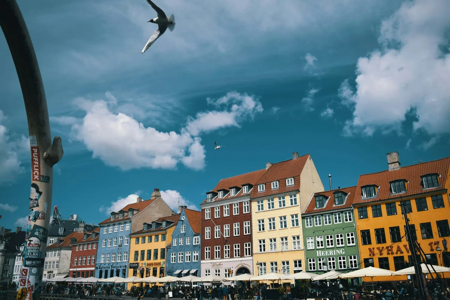 Nyhavn i København med fargerike husrekker langs kanalen