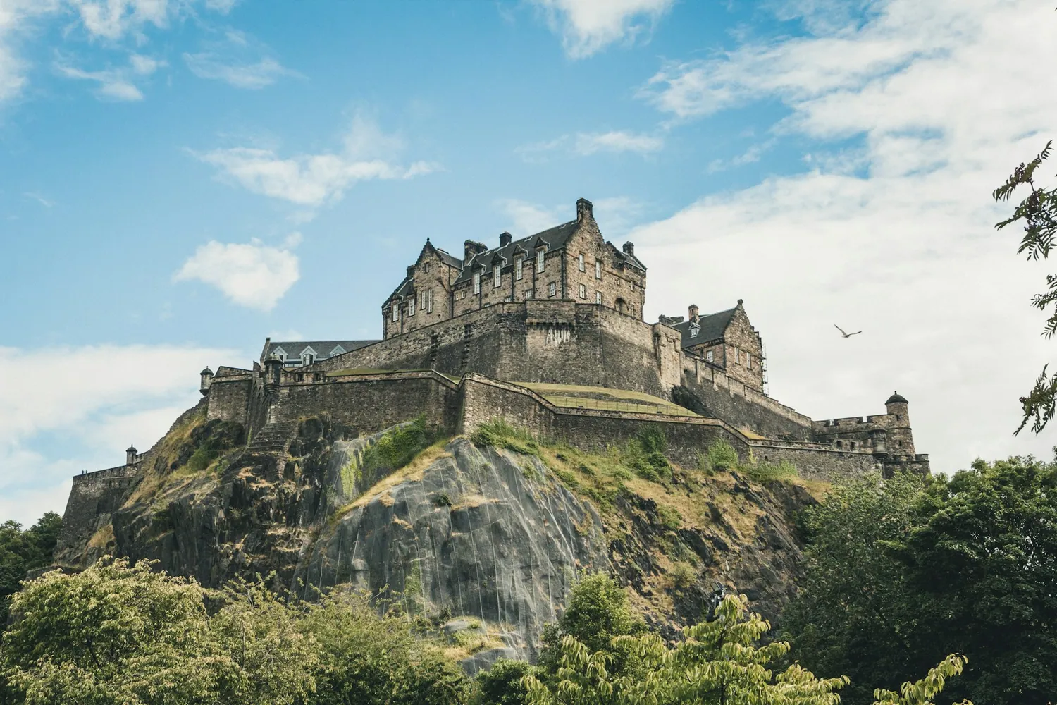 Edinburgh Castle på klippen over byen