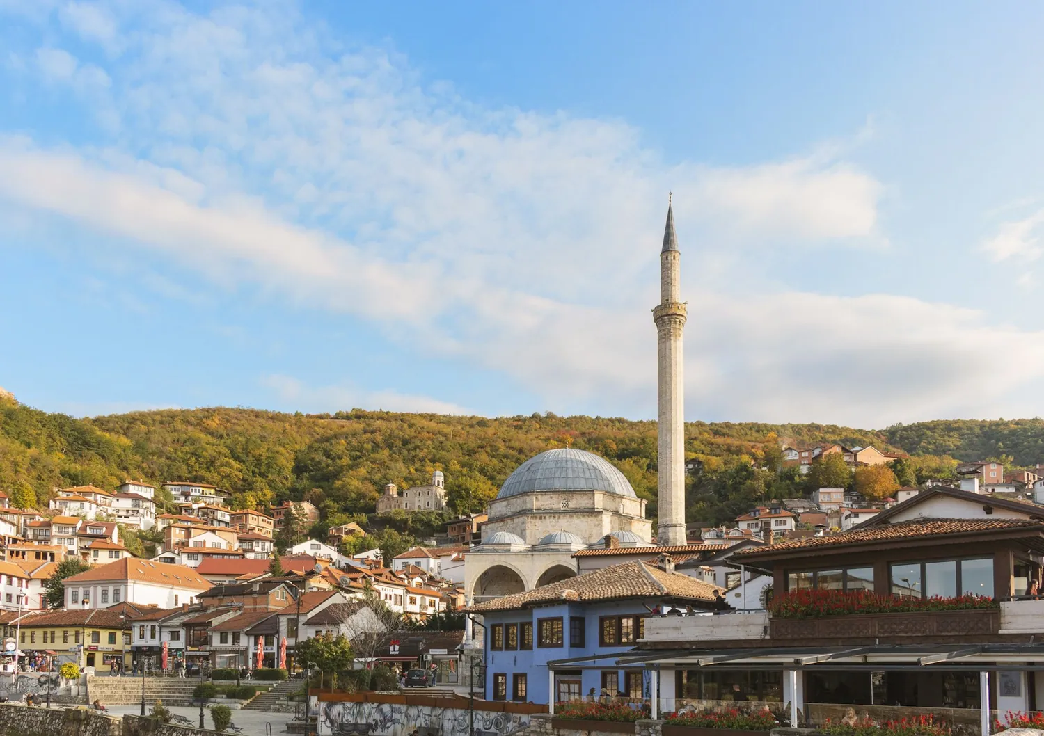 Prizren i Kosovo med moskeen og gamlebyen