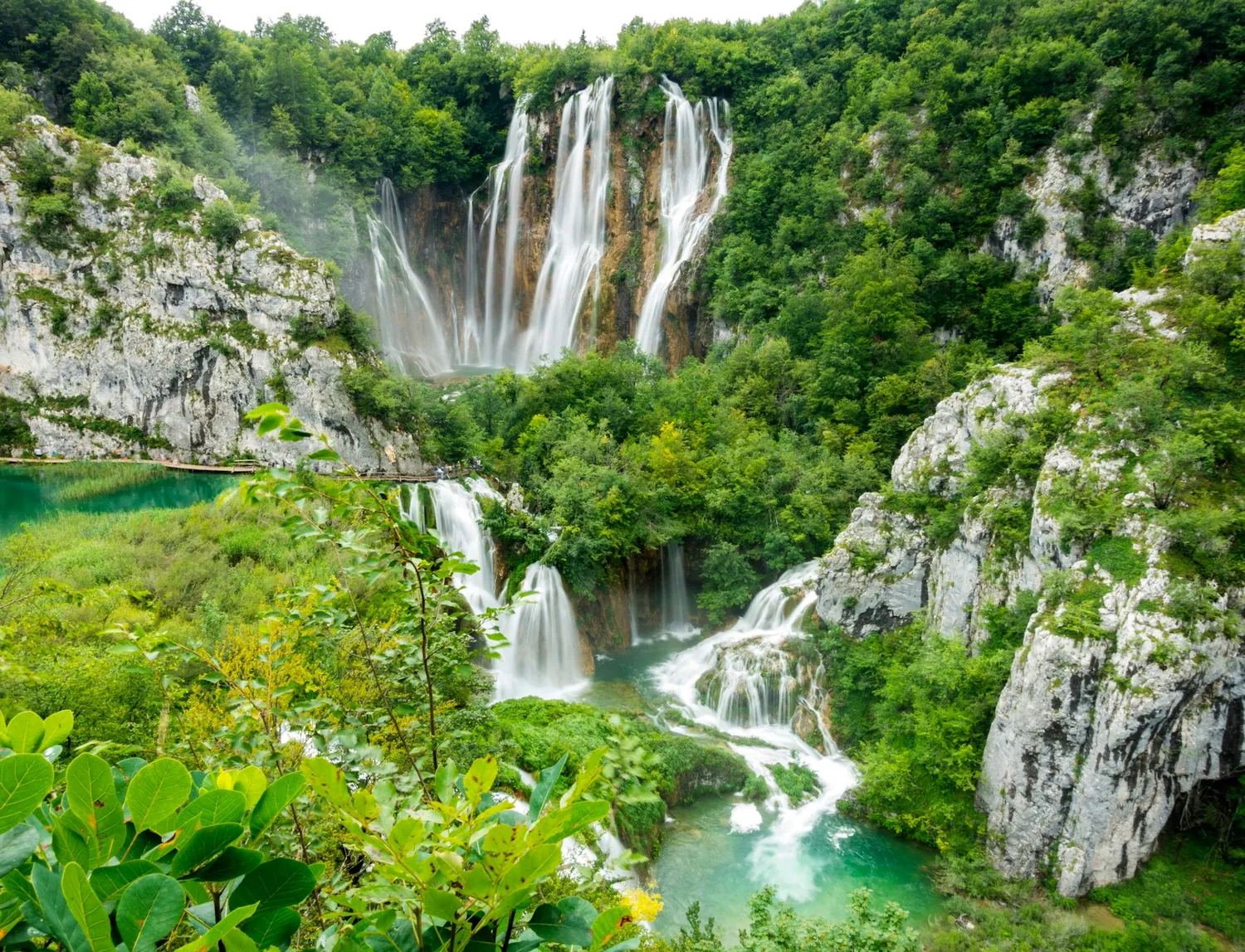 Fossene i Plitvice nasjonalpark i Kroatia