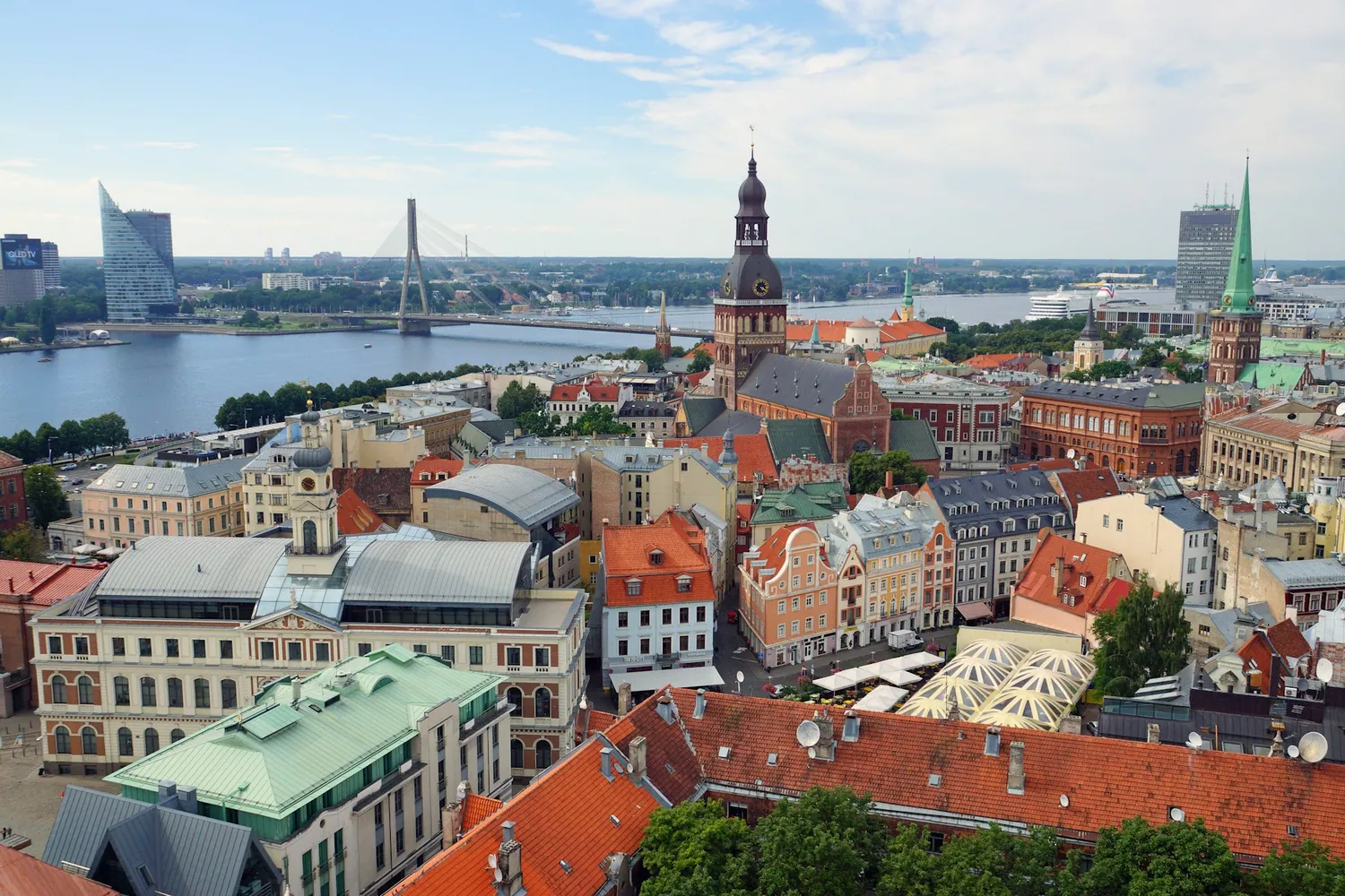 Gamlebyen i Riga med domkirken og Daugava
