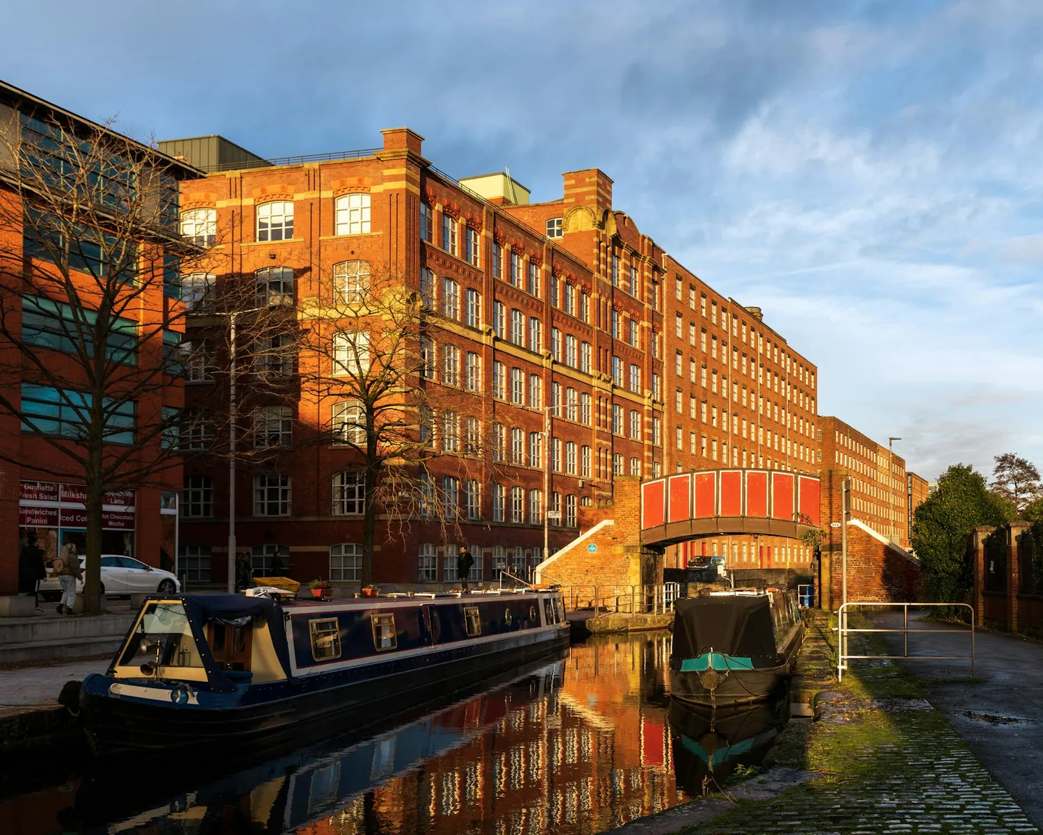 Bomullsfabrikk ved kanalen i Manchester med kanalbåter