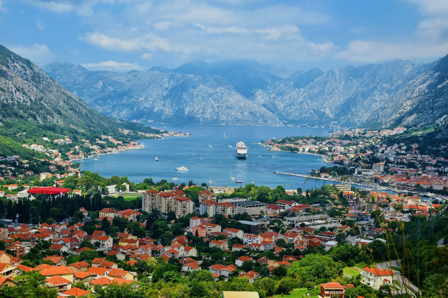 Kotorbukta i Montenegro sett fra fjellsiden