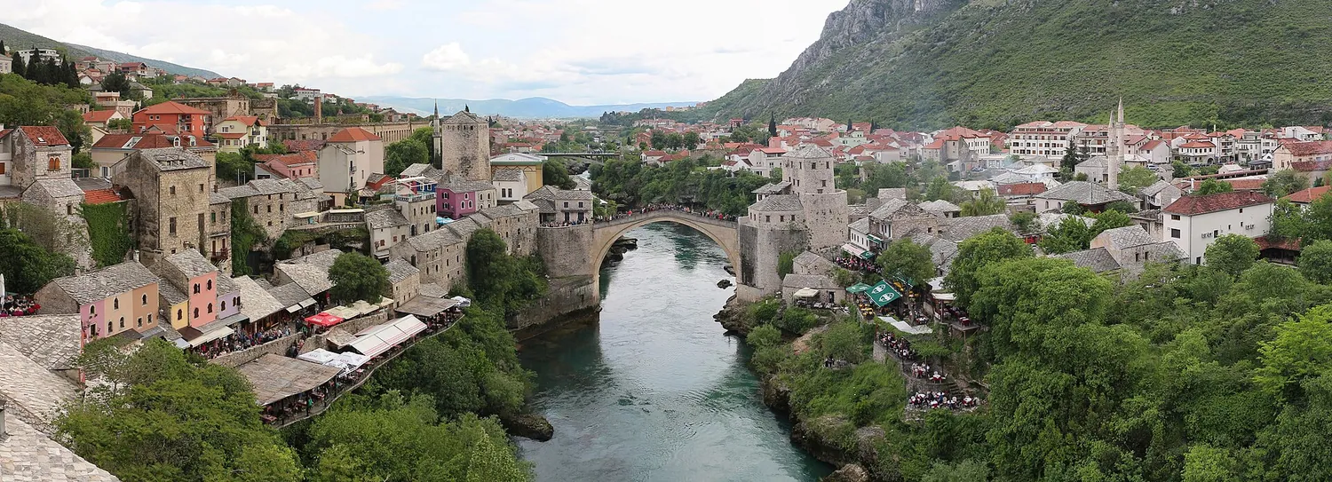 Stari Most og gamlebyen i Mostar over den grønne Neretva-elven