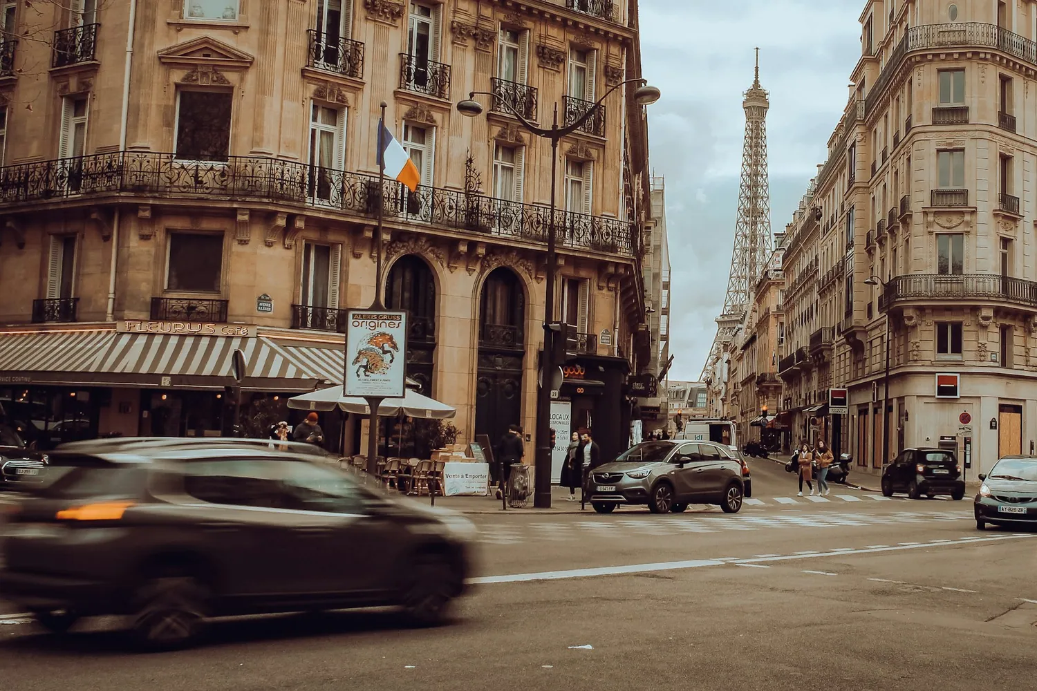 Parisisk gate med Eiffeltårnet i enden