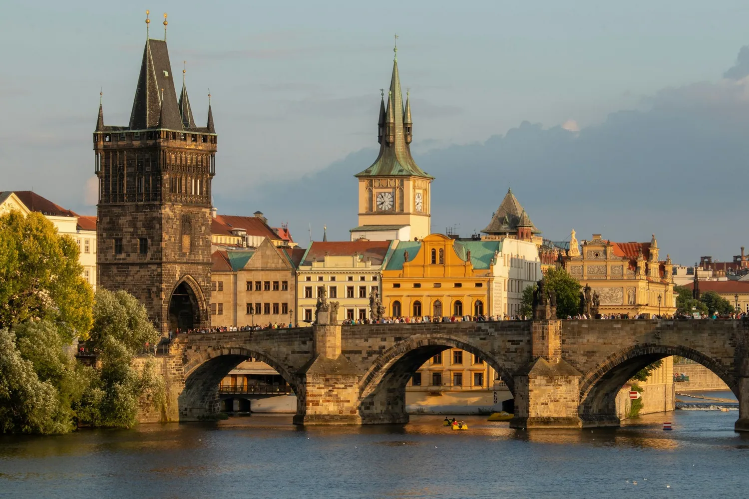 Karlsbroen i Praha med brotårnene