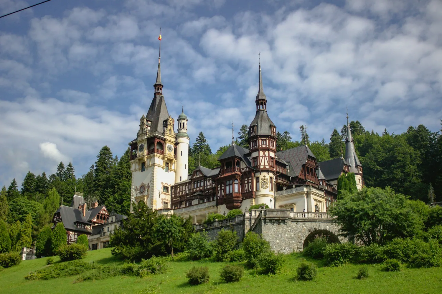 Peleș slott i Karpatene i Romania