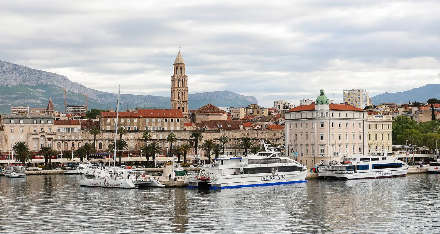 Diokletians palass og klokketårnet ved havnepromenaden i Split