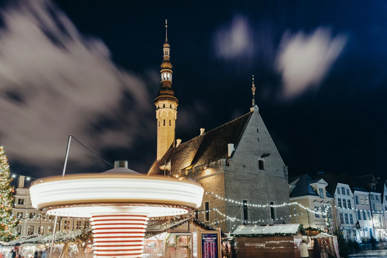 Rådhusplassen i Tallinn med julemarkedet
