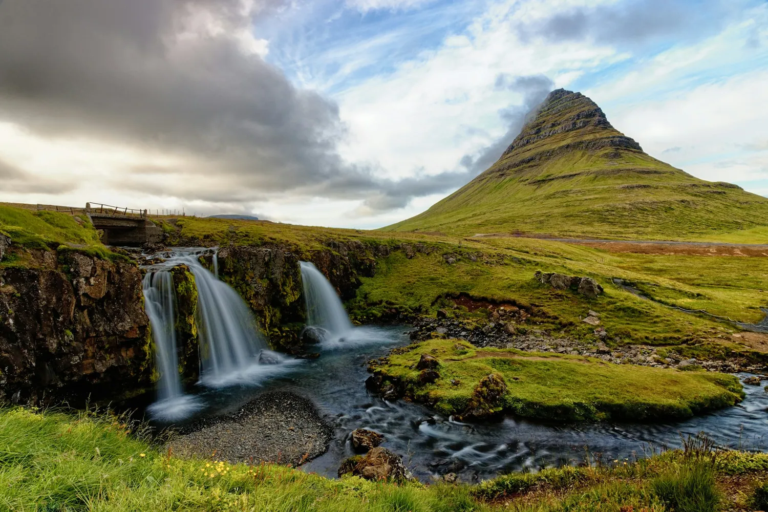 Kirkjufell og fossen Kirkjufellsfoss på Island