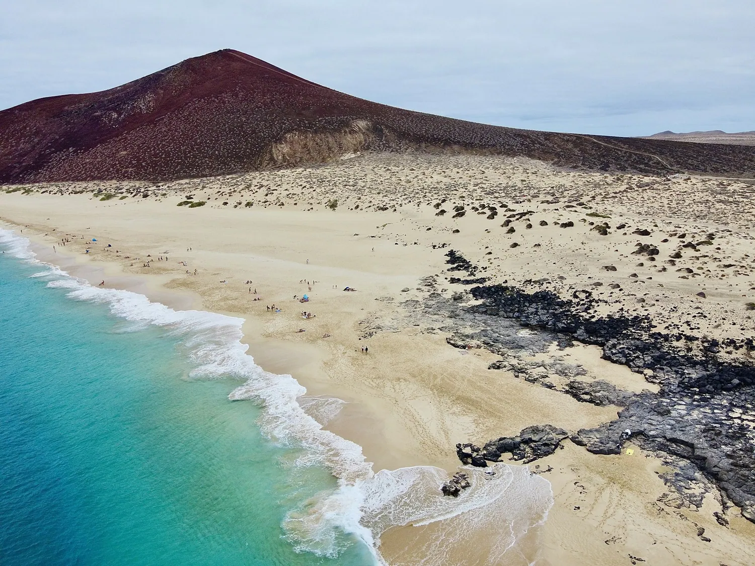 Vulkansk strand med turkist vann på La Palma