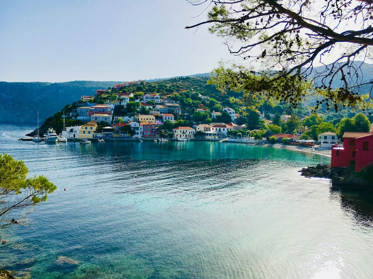 Kystlandsby med turkis bukt på Lesvos
