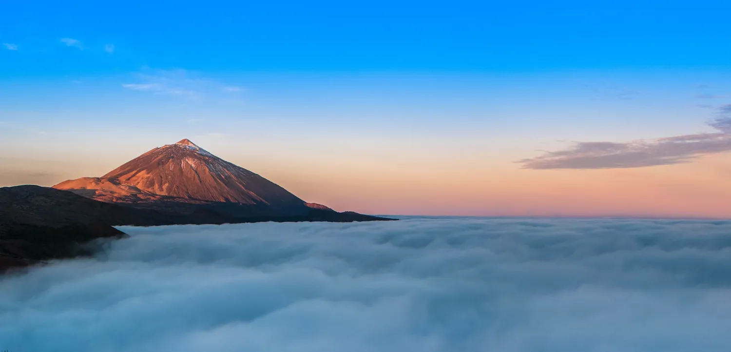 Teide over skydekket på Tenerife ved soloppgang