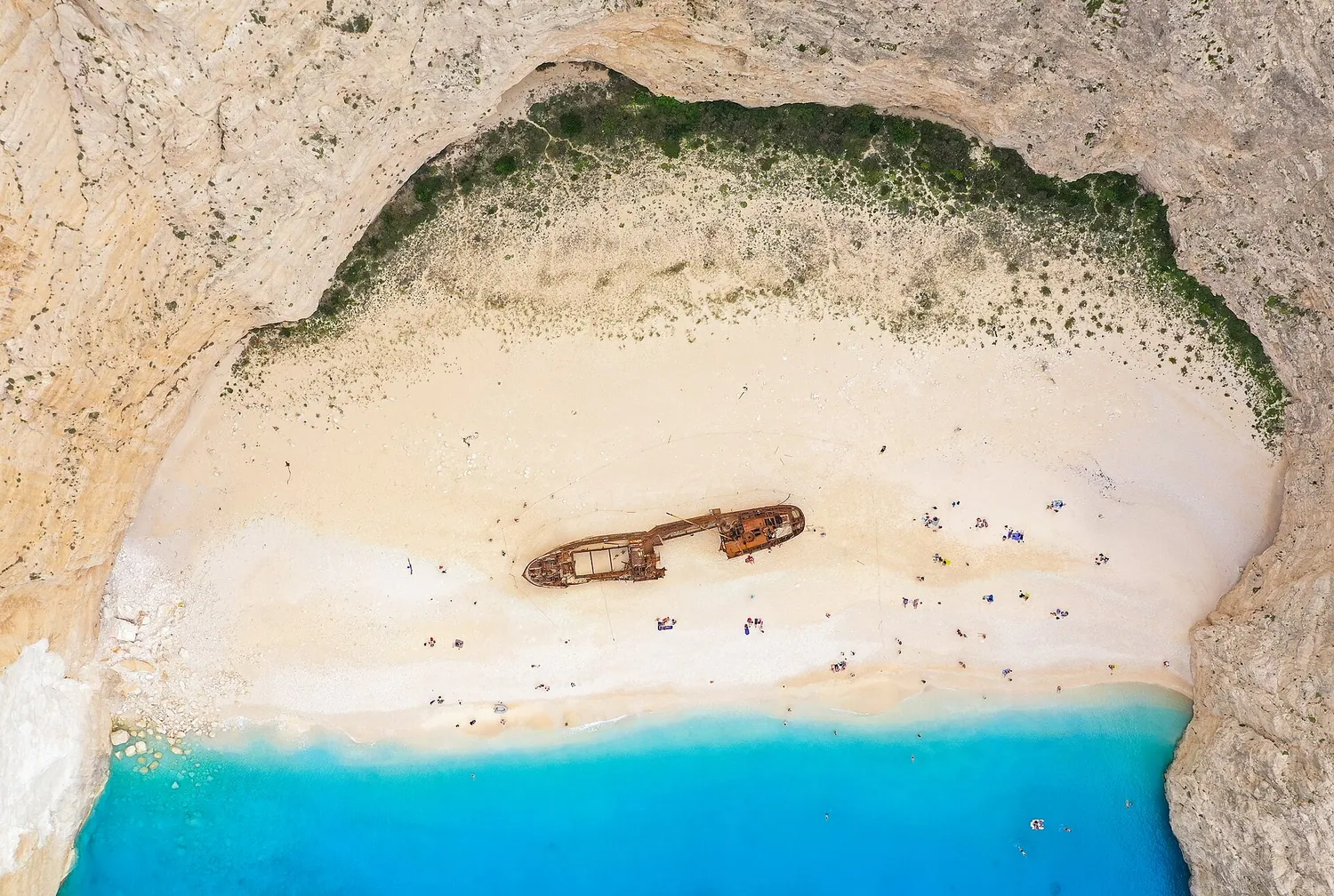 Navagio-stranden på Zakynthos med skipsvraket mellom høye hvite klipper