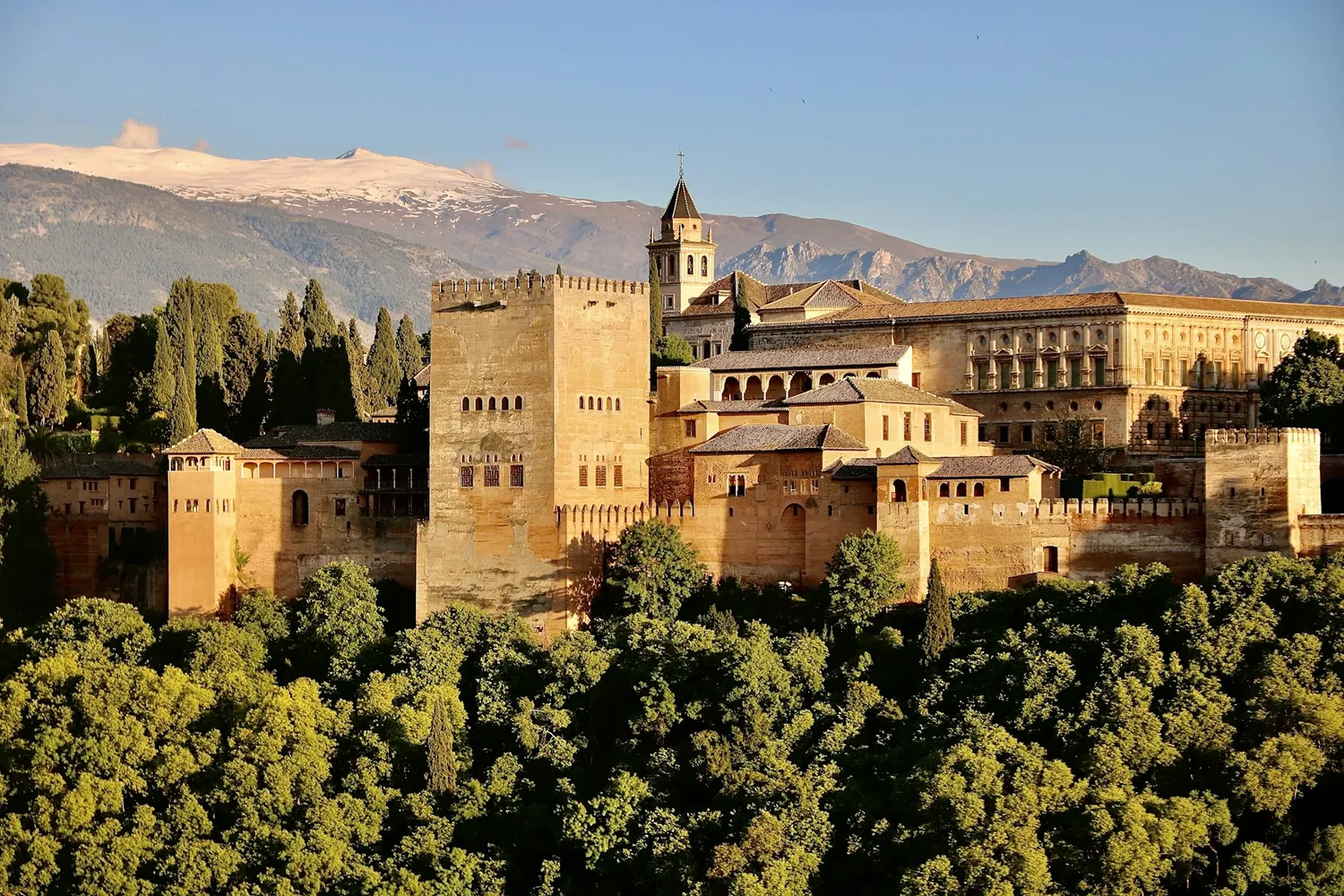 Alhambra i Granada med Sierra Nevada bak