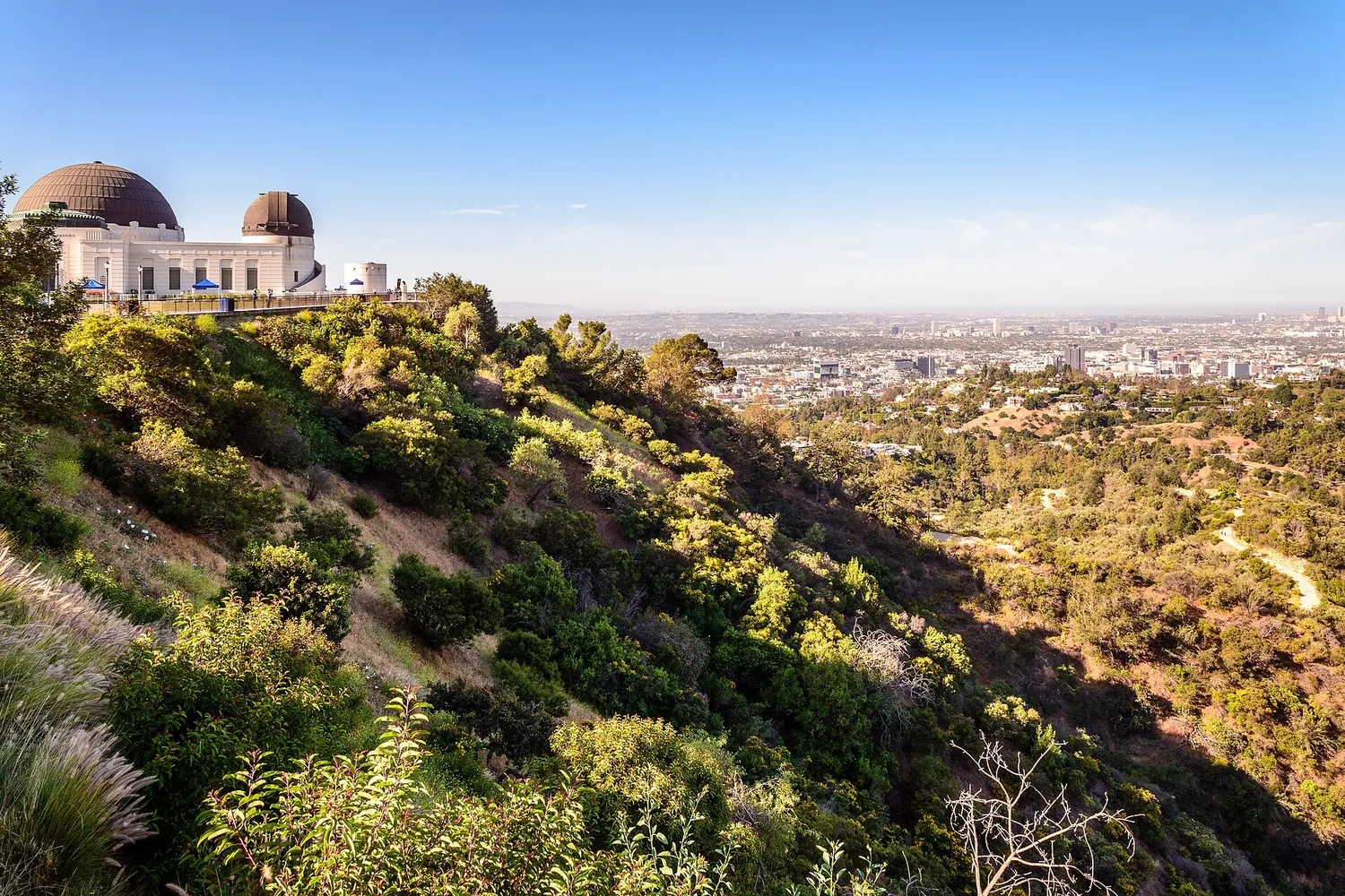 Griffith-observatoriet på åssiden med Los Angeles i disen bak