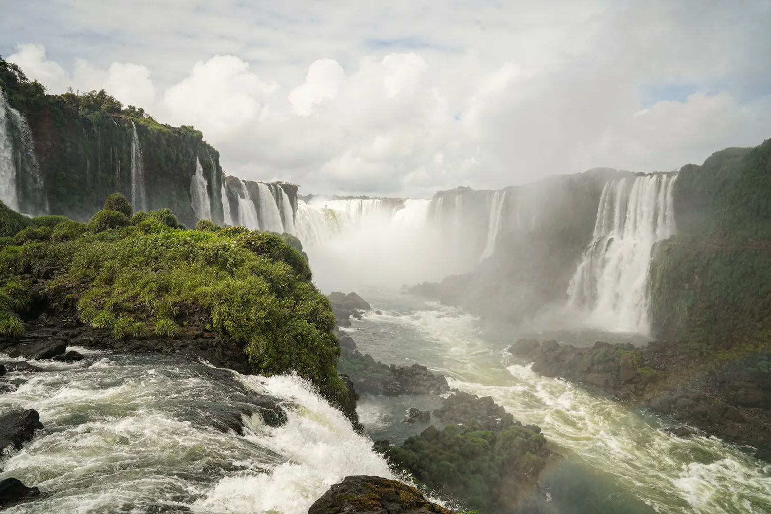 Iguazú-fossene med regnbue