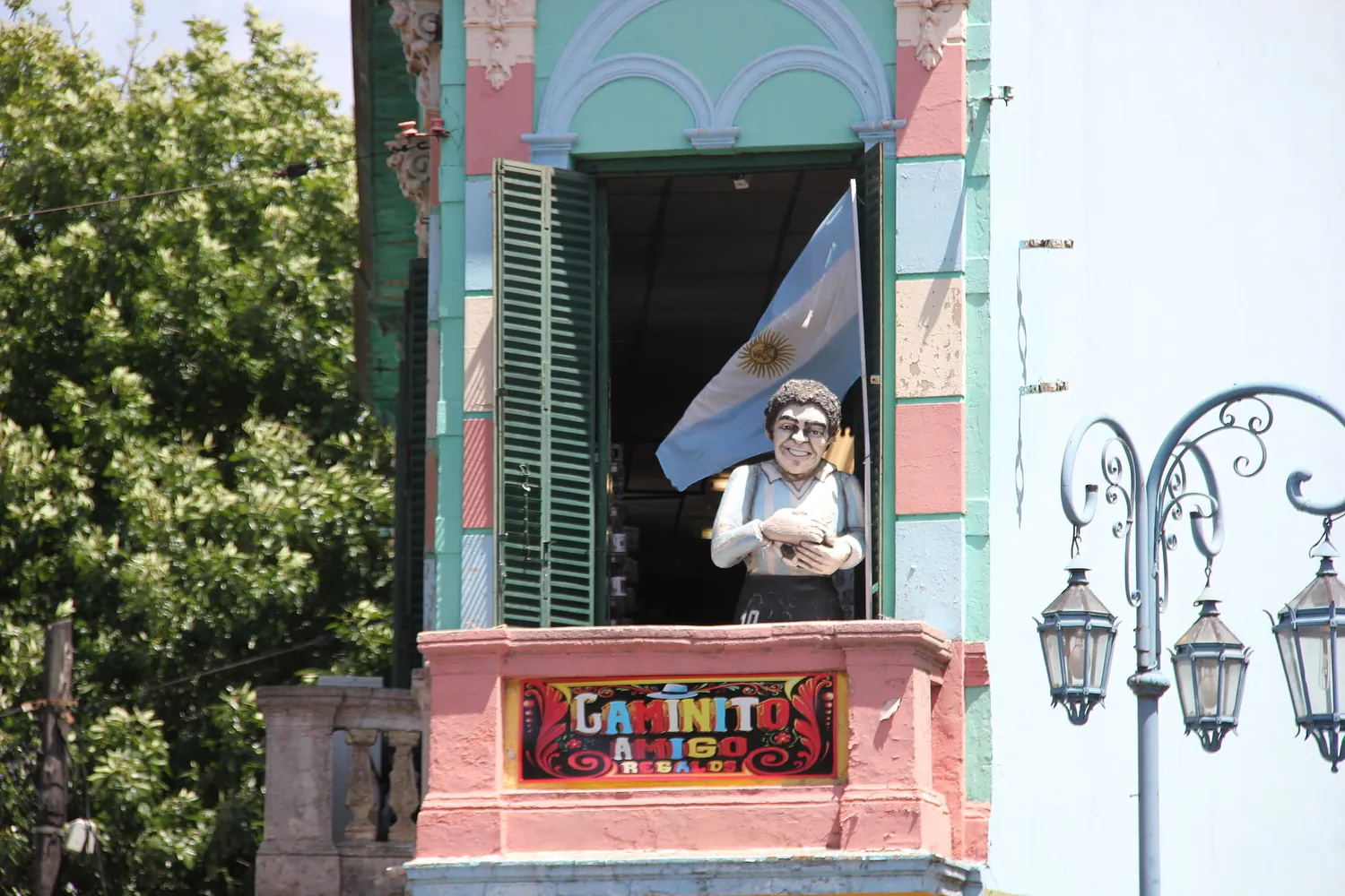 Fargerike hus i Caminito i bydelen La Boca i Buenos Aires