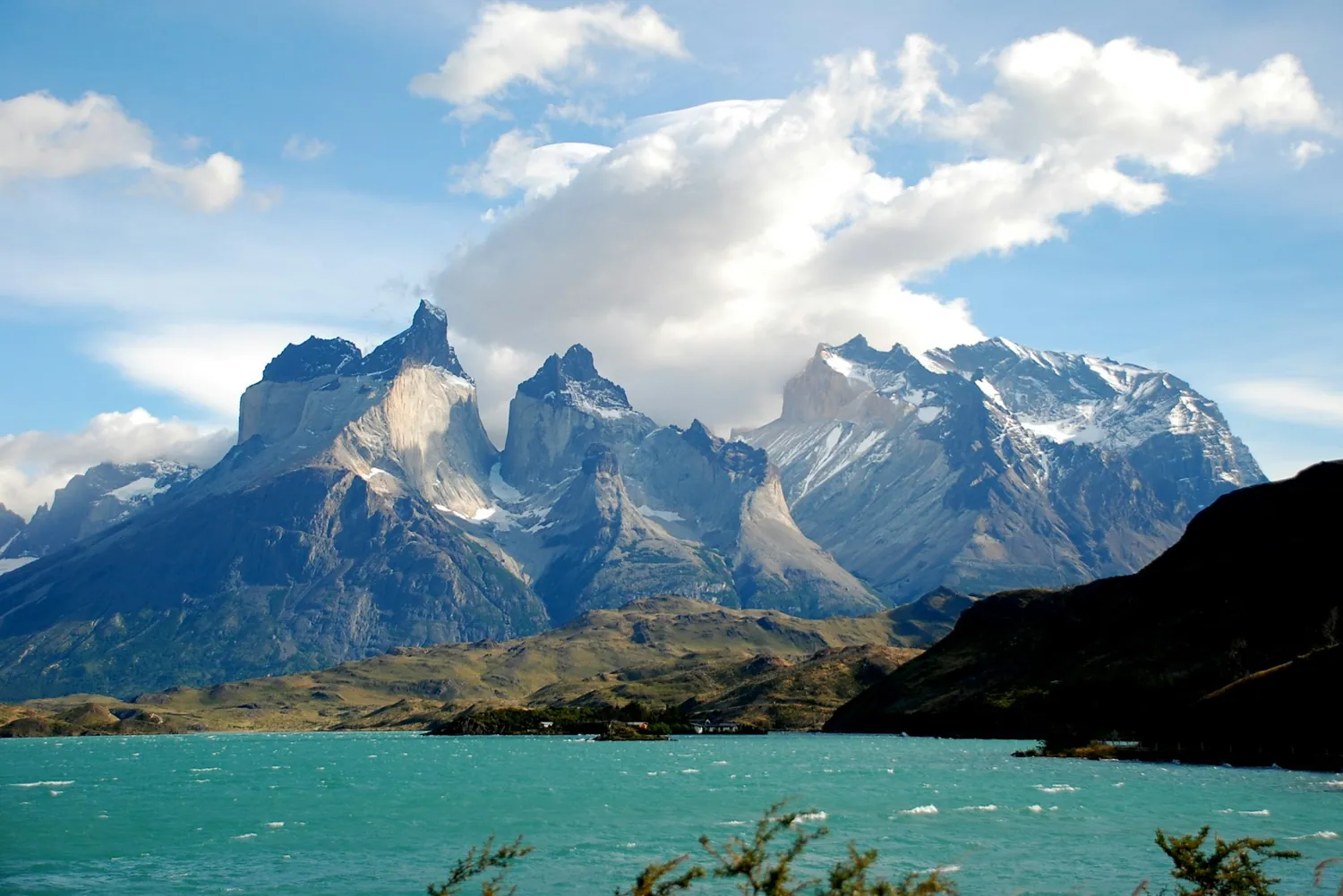 Torres del Paine i Chile over turkis innsjø
