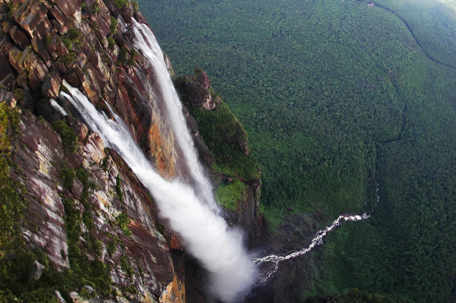 Angel Falls, verdens høyeste foss, i Venezuela