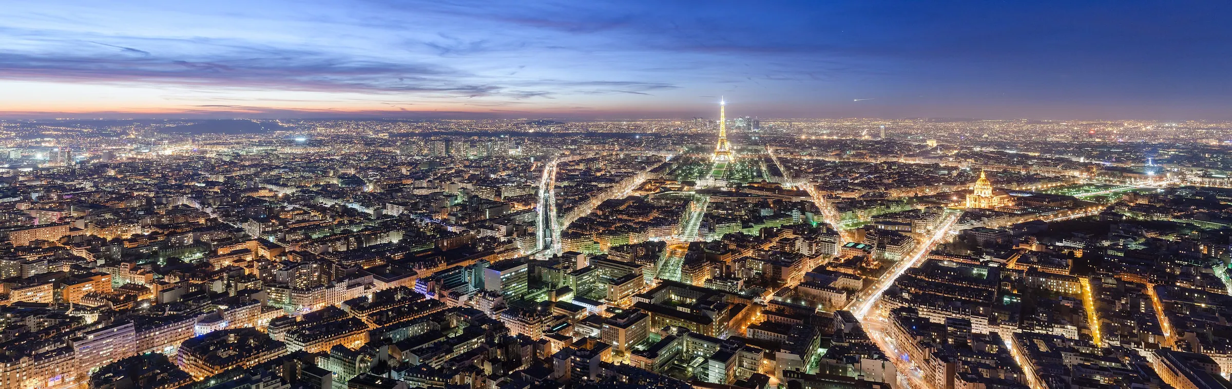 Paris i skumringen med Eiffeltårnet og Seinen