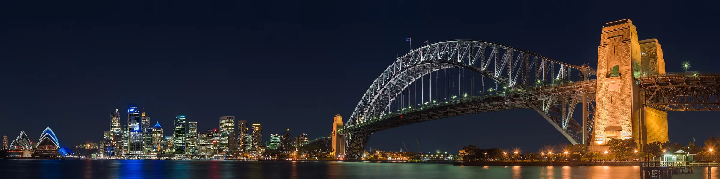 Sydney Harbour Bridge og havnen om kvelden